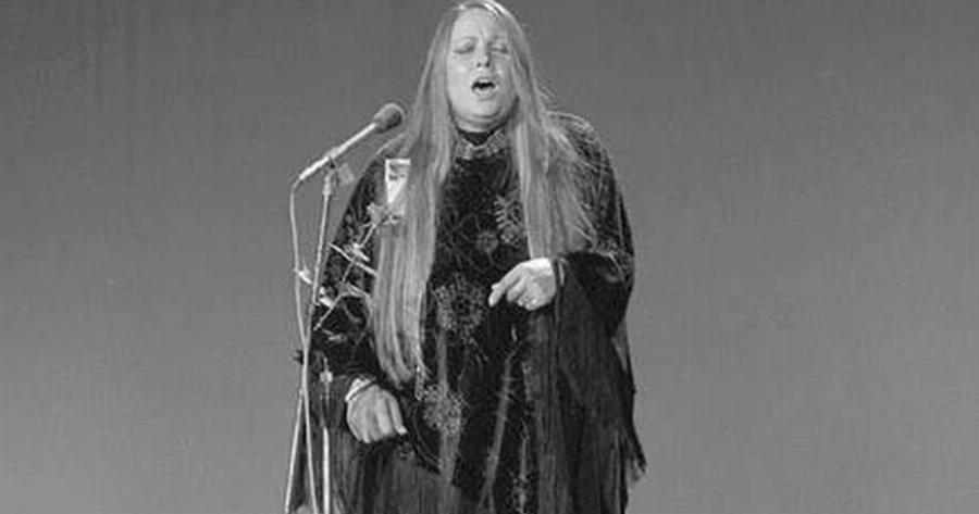 Με αλεξίσφαιρο γιλέκο, ντυμένη στα μαύρα: Η Ελληνίδα τραγουδίστρια που βγήκε στη σκηνή της Eurovision με κίνδuνο της ζωής της