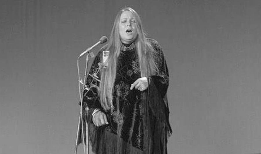 Με αλεξίσφαιρο γιλέκο, ντυμένη στα μαύρα: Η Ελληνίδα τραγουδίστρια που βγήκε στη σκηνή της Eurovision με κίνδuνο της ζωής της