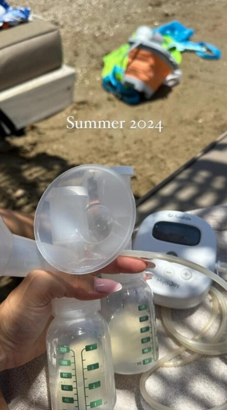 Η Κωνσταντίνα Σπυροπούλου θηλάζει στην παραλία