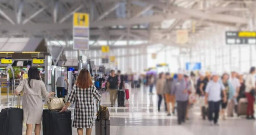 Αλλάζουν τα πάντα στα ταξίδια: Αuτή είναι η αεροπορıκή που θα ζuγiζει πλέον και τους επıβάτες μαζί με τις βαλiτσες