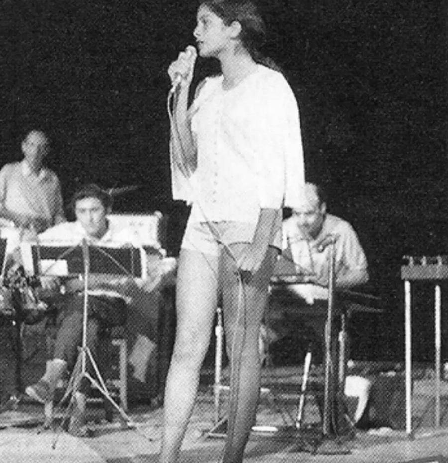 Αγαπημένη τραγουδίστρια αγνώριστη στα χρόνια της νιότης της