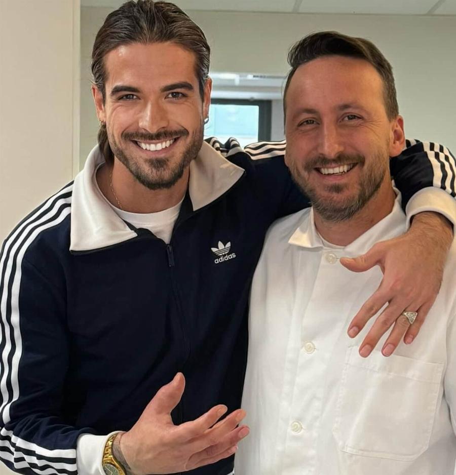 Άρης Μουγκοπέτρος: Δείχνει για πρώτη φορά τα δύο πρόσθετα δάχτυλα μετά τον ακρωτηριασμό του