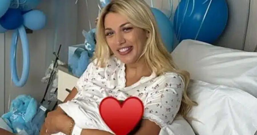 Η Κωνσταντίνα Σπυροπούλου θηλάζει στην παραλία