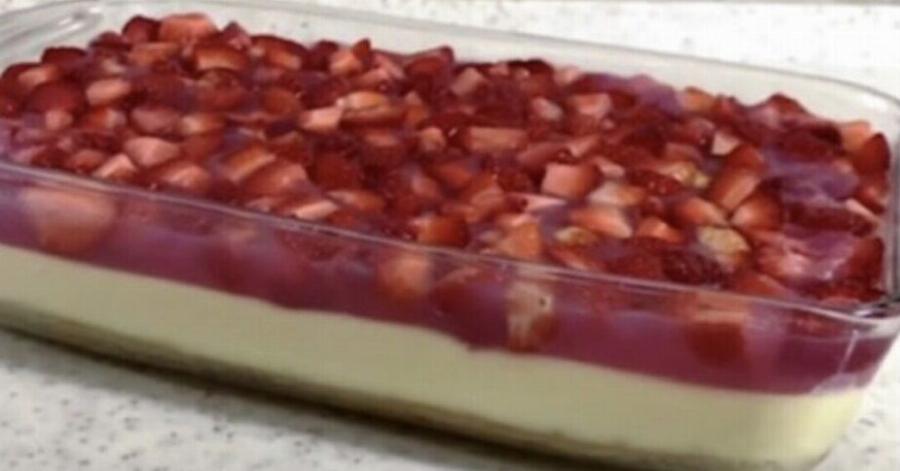 Γλυκό ψυγείου με φράουλες και κρέμα: Εύκολη συνταγή χωρίς ψήσιμο