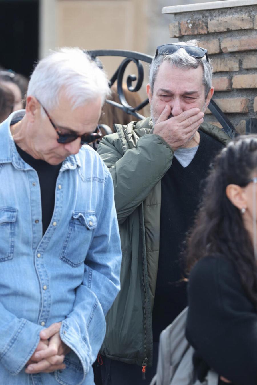 Καίτη Κωνσταντίνου: Πλάνταξαν στο κλάμα οι ηθοποιοί από τα «Εγκλήματα» – Τραγικές φιγούρες στην κηδεία της