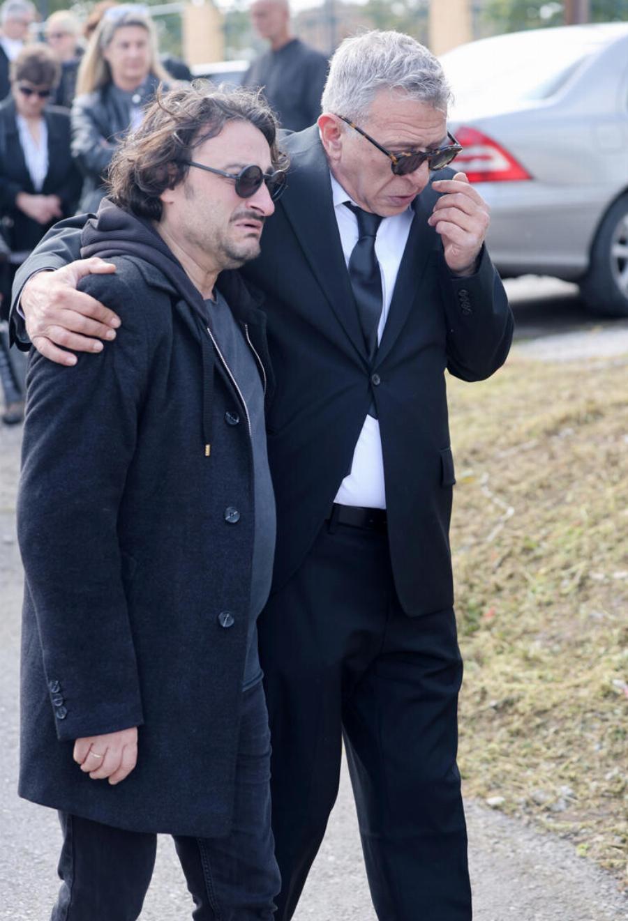 Καίτη Κωνσταντίνου: Πλάνταξαν στο κλάμα οι ηθοποιοί από τα «Εγκλήματα» – Τραγικές φιγούρες στην κηδεία της