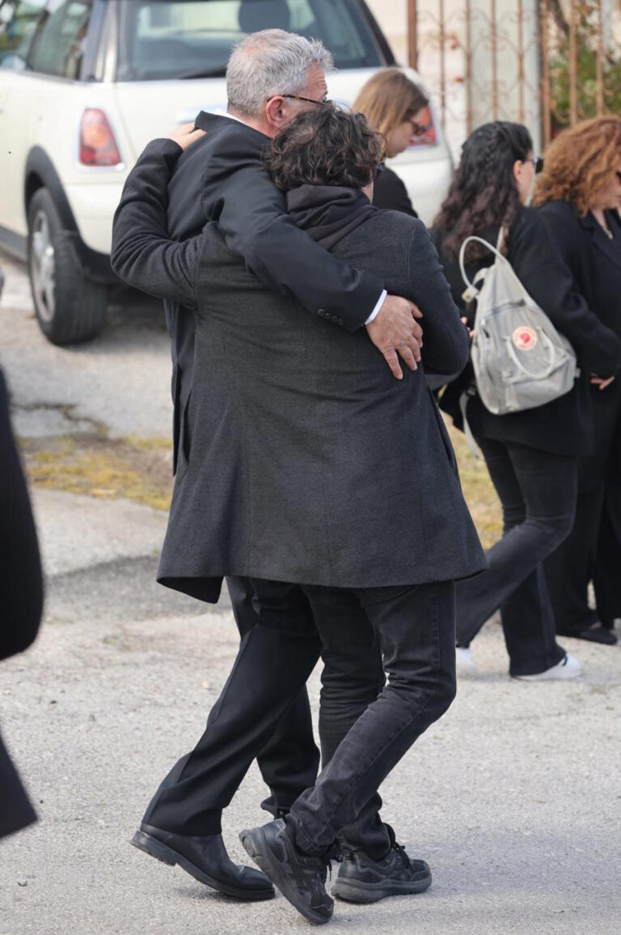 Καίτη Κωνσταντίνου: Πλάνταξαν στο κλάμα οι ηθοποιοί από τα «Εγκλήματα» – Τραγικές φιγούρες στην κηδεία της