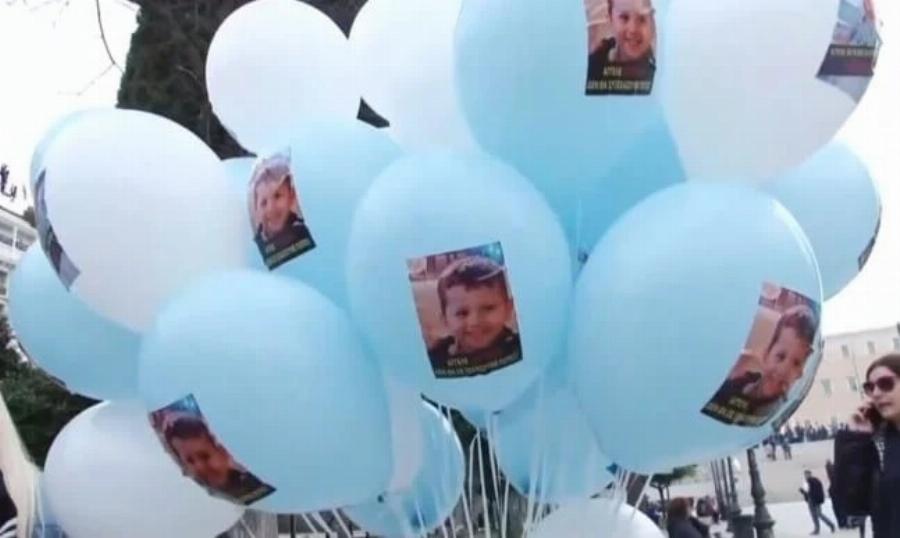 Σύνταγμα: Συγκέντρωση στη μνήμη του μικρού Άγγελου, που κακοποιήθηκε βάναυσα από τη μητέρα του και τον σύντροφό της