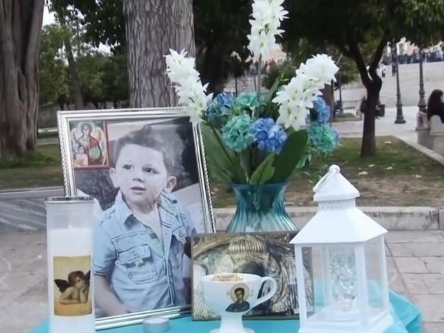 Σύνταγμα: Συγκέντρωση στη μνήμη του μικρού Άγγελου, που κακοποιήθηκε βάναυσα από τη μητέρα του και τον σύντροφό της