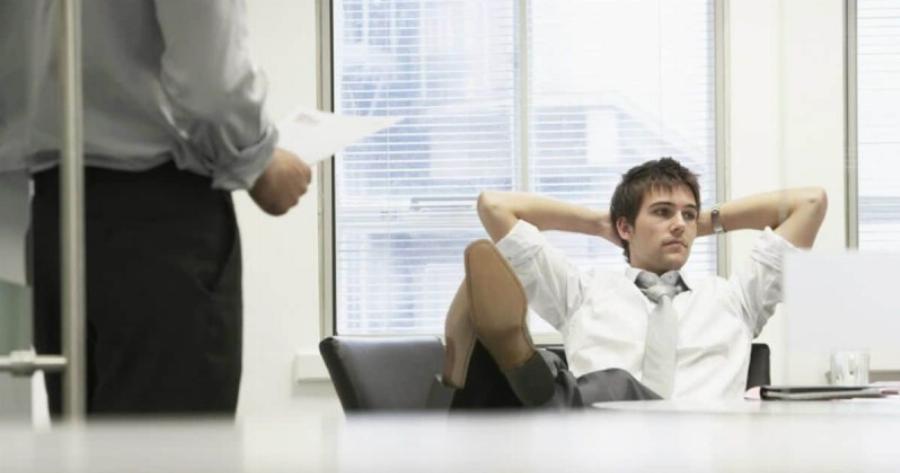 Είναι αλήθεια: Έργαζόμενοι έχουν το νόμιμο δικαίωμα να αγνοούν mail, μηνύματα και τηλεφωνήματα από τον εργοδότη τους εκτός ωραρίου