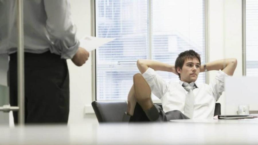 Είναι αλήθεια: Έργαζόμενοι έχουν το νόμιμο δικαίωμα να αγνοούν mail, μηνύματα και τηλεφωνήματα από τον εργοδότη τους εκτός ωραρίου