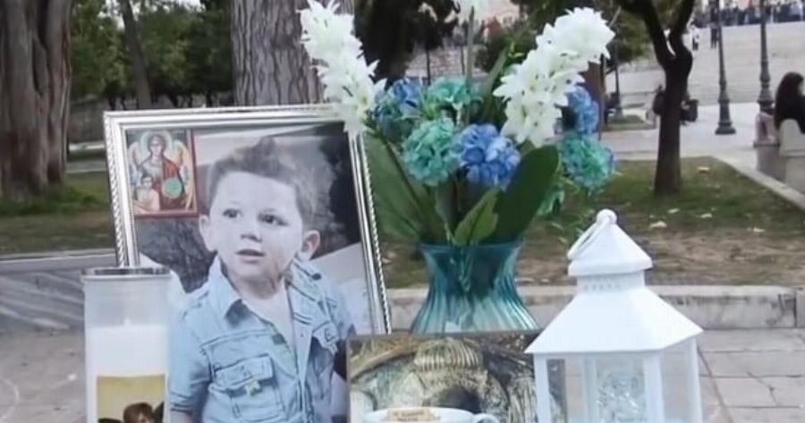 Σύνταγμα: Συγκέντρωση στη μνήμη του μικρού Άγγελου, που κακοποιήθηκε βάναυσα από τη μητέρα του και τον σύντροφό της