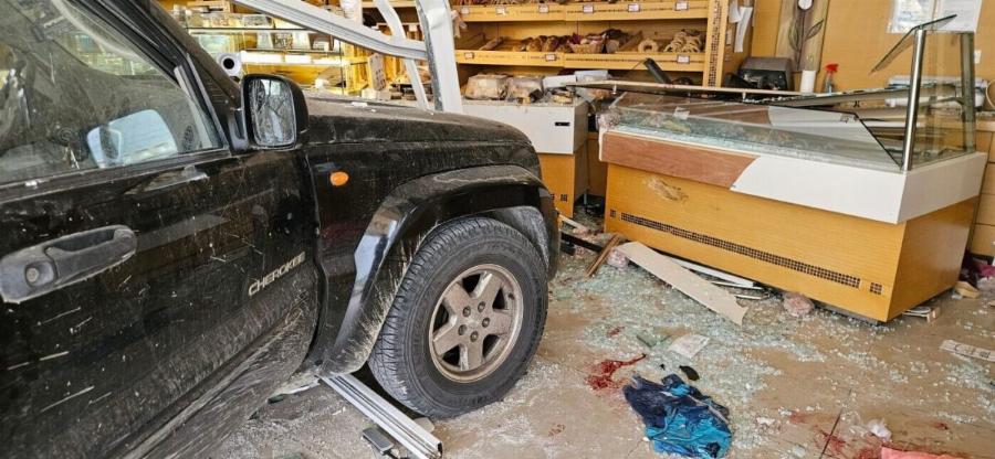 Tζιπ «μπούκαρε» σε φούρνο και παρέσυρε πελάτες – Ένας νεκρός και ένας σοβαρά τραυματίας