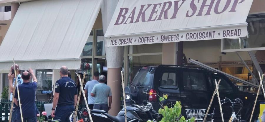 Tζιπ «μπούκαρε» σε φούρνο και παρέσυρε πελάτες – Ένας νεκρός και ένας σοβαρά τραυματίας