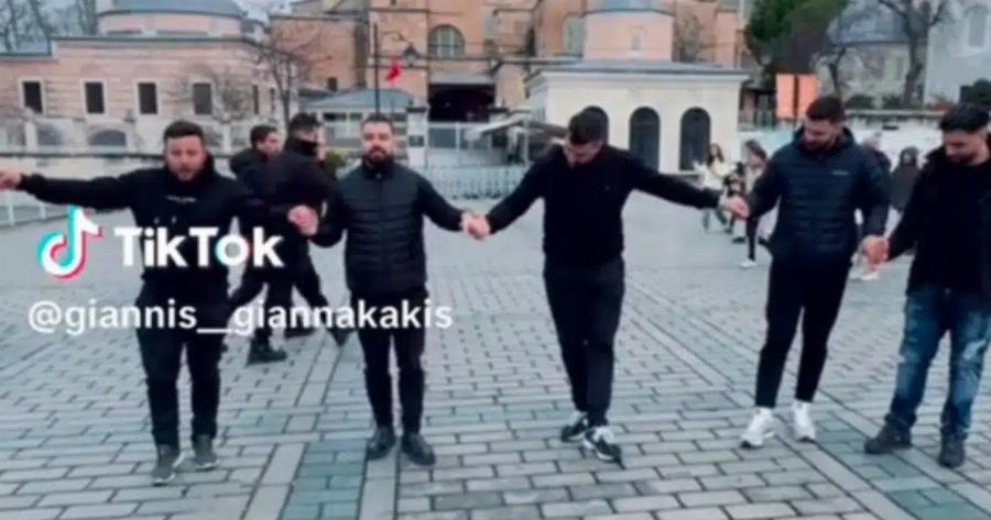 «Να ζήσει η Κρήτη»: Λεβέντες… έστησαν γλέντι μπροστά από την Αγιά Σοφιά – Δείτε το βίντεο