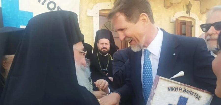 Παύλος ντε Γκρες: Μετά το «πρίγκιπας» του δημάρχου ήρθε και προσφώνηση «υψηλότατος» από Μητροπολίτη
