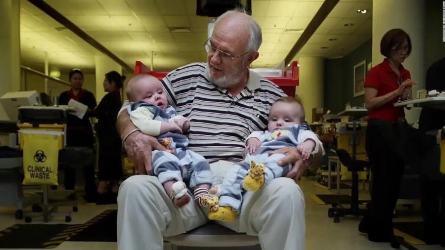 Πέθανε ο αιμοδότης με το σπάνιο αντίσωμα που έσωσε πάνω από 2,4 εκατομμύρια μωρά
