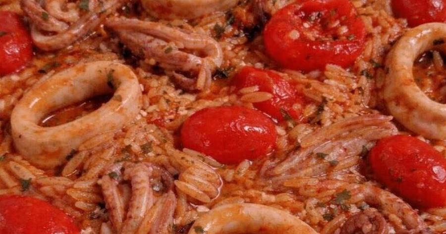 Ρύζι με καλαμάρια και ντομάτα: Η εύκολη συνταγή που γίνεται ανάρπαστη