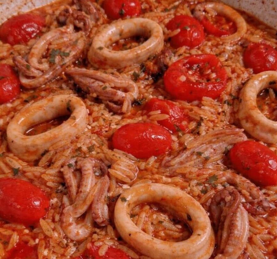 Ρύζι με καλαμάρια και ντομάτα: Η εύκολη συνταγή που γίνεται ανάρπαστη