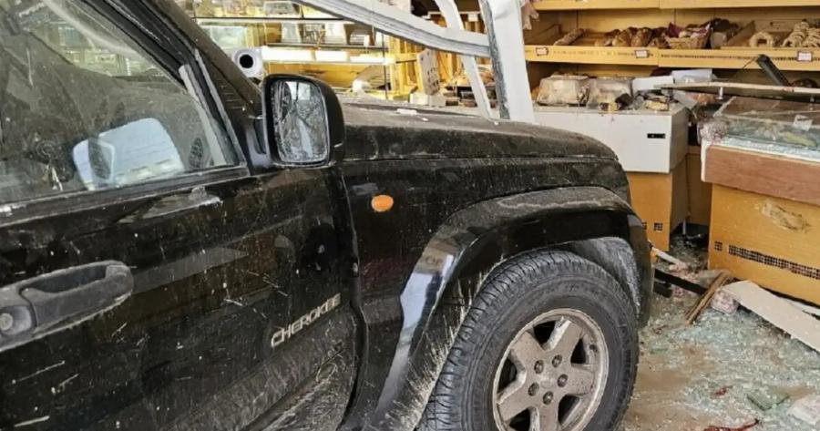 Tζιπ «μπούκαρε» σε φούρνο και παρέσυρε πελάτες – Ένας νεκρός και ένας σοβαρά τραυματίας