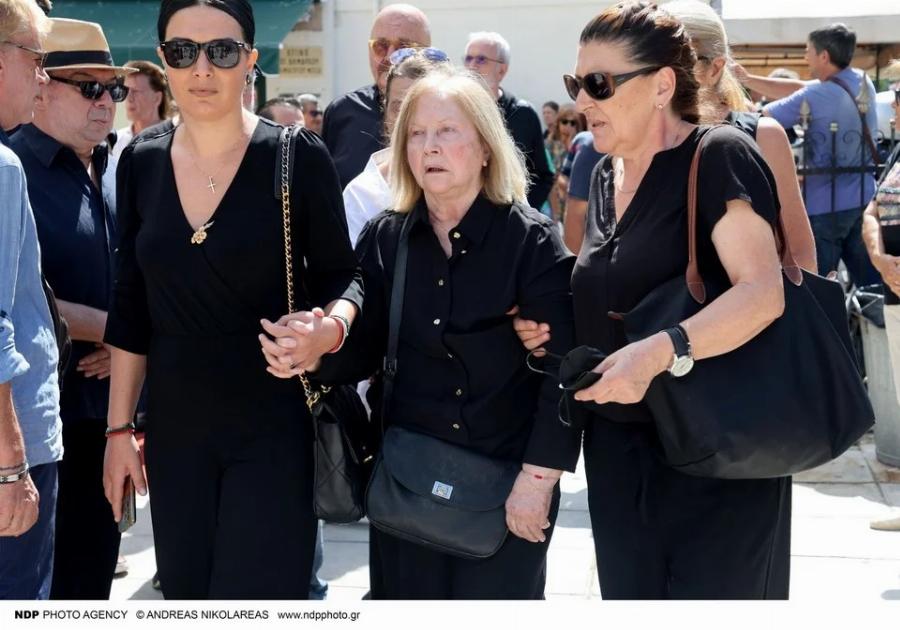 “Αν δεν ήταν εκείνη” Πιασμένοι χέρι χέρι και στα μαύρα Καρύδη – Αθερίδης στην κηδεία του πατέρα της