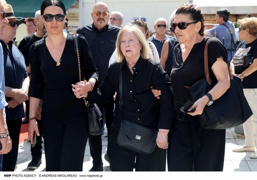 “Αν δεν ήταν εκείνη” Πιασμένοι χέρι χέρι και στα μαύρα Καρύδη – Αθερίδης στην κηδεία του πατέρα της