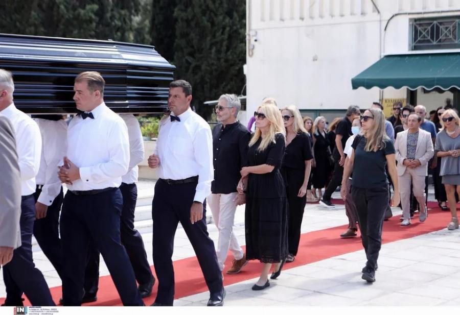 “Αν δεν ήταν εκείνη” Πιασμένοι χέρι χέρι και στα μαύρα Καρύδη – Αθερίδης στην κηδεία του πατέρα της