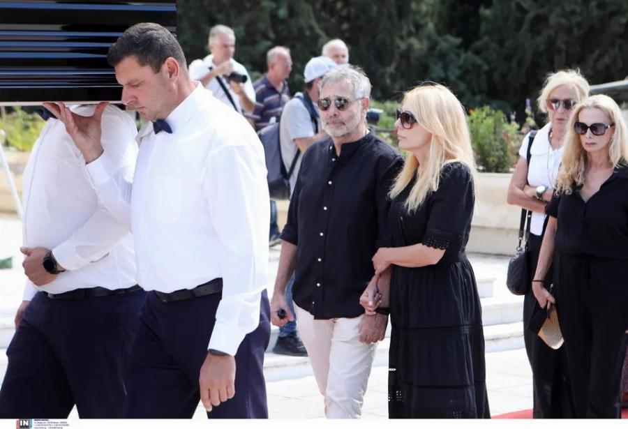 “Αν δεν ήταν εκείνη” Πιασμένοι χέρι χέρι και στα μαύρα Καρύδη – Αθερίδης στην κηδεία του πατέρα της