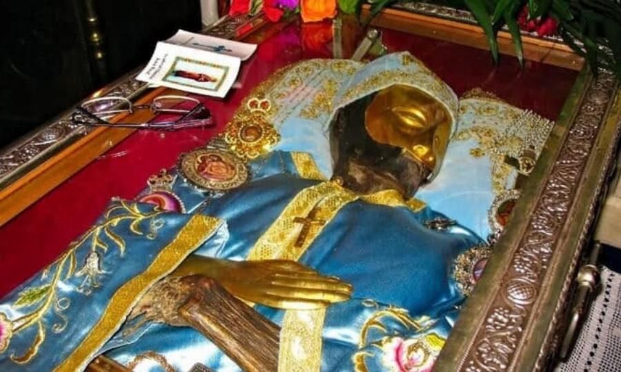 Ιστορική στιγμή: Το άφθαρτο δεξί χέρι του Αγίου Ιωάννου του Ρώσου ενώνεται με το υπόλοιπο σώμα