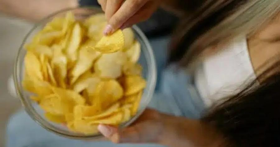 ΕΦΕΤ: Ανακαλεί γνωστά πατατάκια – Βρέθηκαν κομμάτια γυαλιού