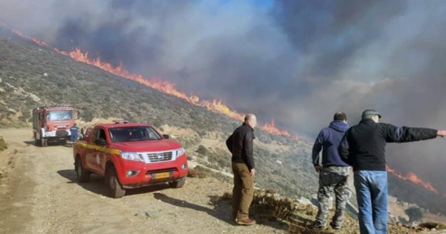 Φωτιά στην Άνδρο: Καίγονται τα Άχλα – Σηκώθηκαν εναέρια μέσα, συγκλονιστικές φωτογραφίες