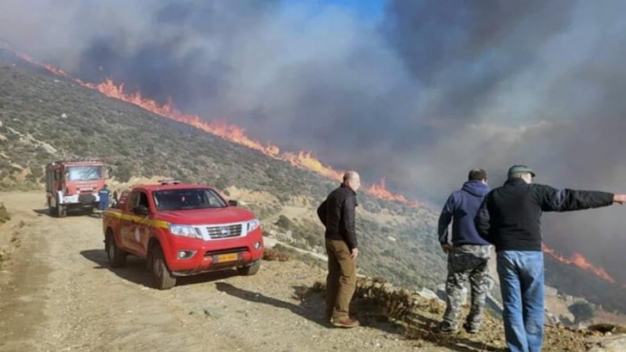 Φωτιά στην Άνδρο: Καίγονται τα Άχλα – Σηκώθηκαν εναέρια μέσα, συγκλονιστικές φωτογραφίες