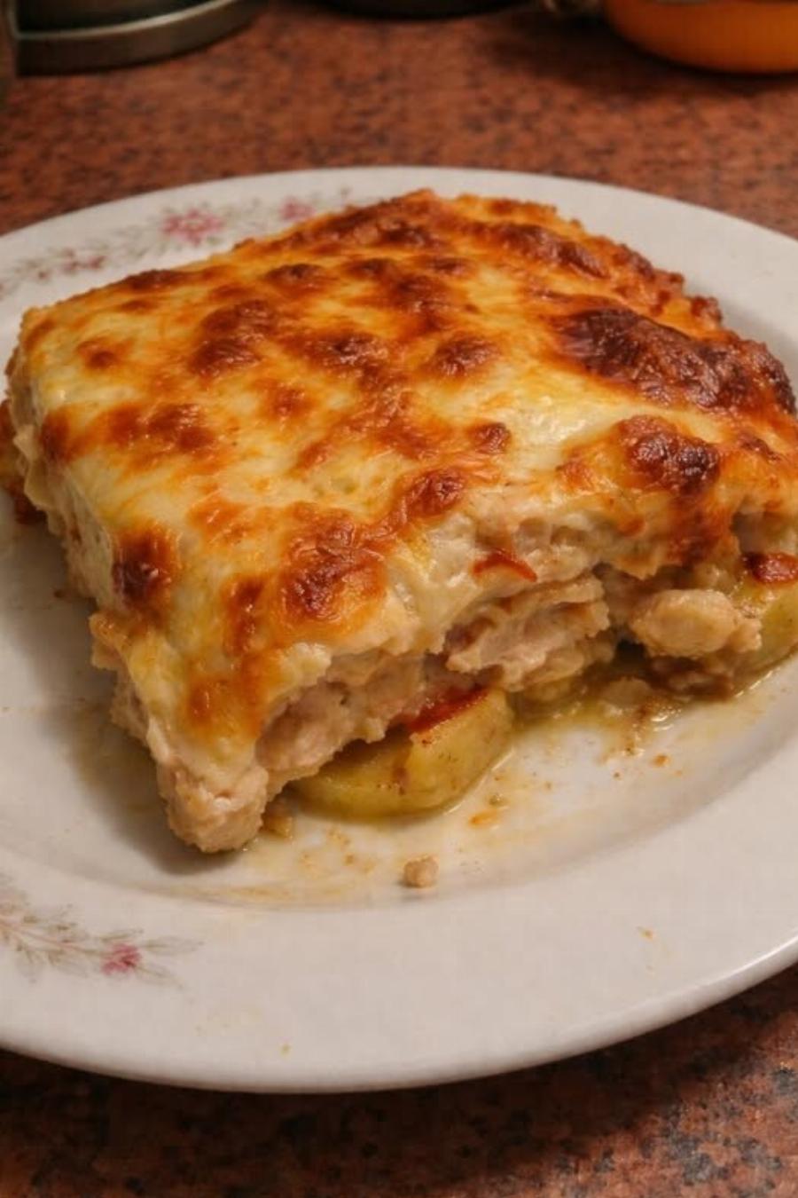 Κοτόπουλο με πατάτες ογκρατέν: Το πιο ζουμερό και εύκολο φαγητό φούρνου