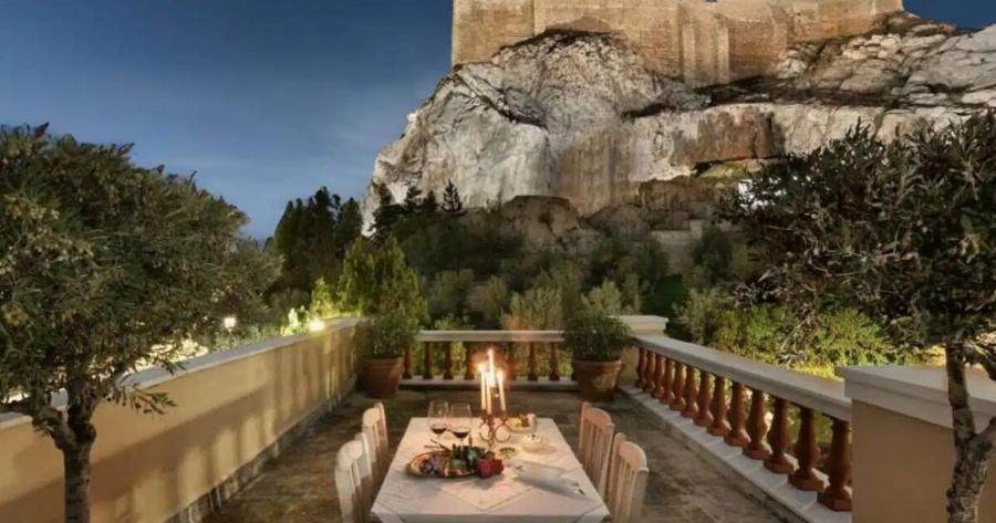 Μαγευτική βίλα ακριβώς δίπλα στην Ακρόπολη πωλείται και η τιμή της ζαλίζει