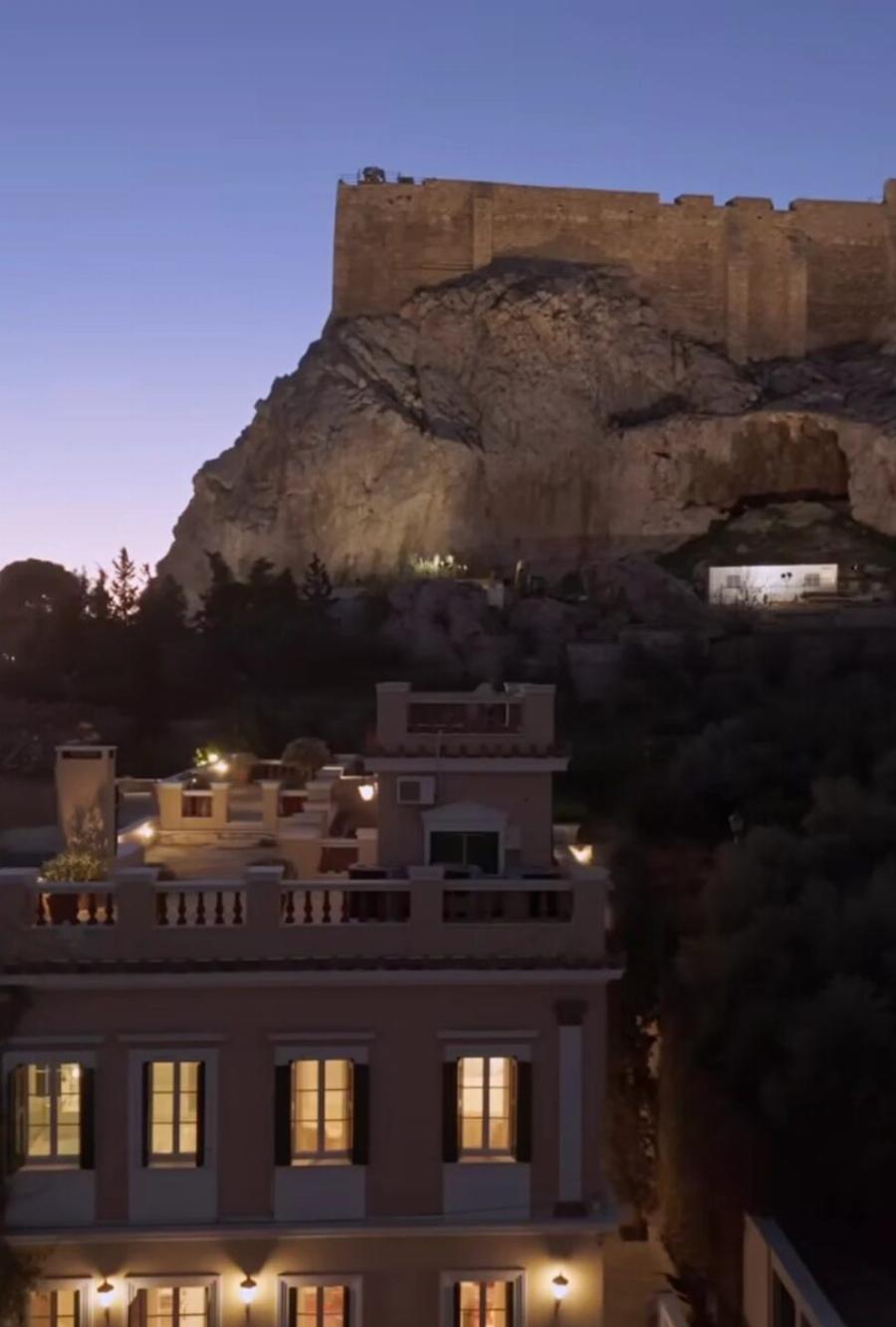 Μαγευτική βίλα ακριβώς δίπλα στην Ακρόπολη πωλείται και η τιμή της ζαλίζει