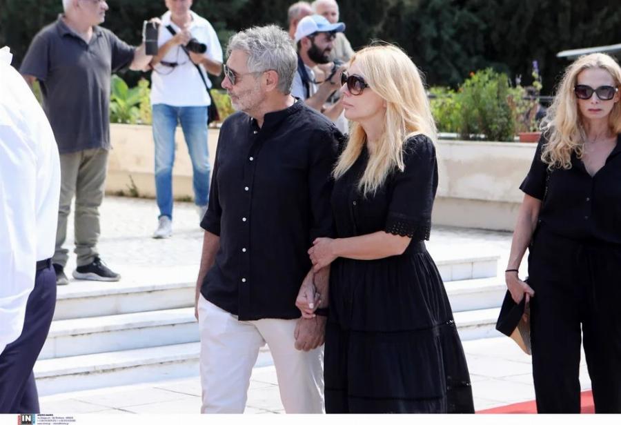 “Αν δεν ήταν εκείνη” Πιασμένοι χέρι χέρι και στα μαύρα Καρύδη – Αθερίδης στην κηδεία του πατέρα της