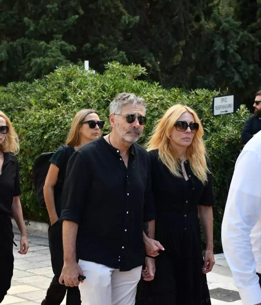 “Αν δεν ήταν εκείνη” Πιασμένοι χέρι χέρι και στα μαύρα Καρύδη – Αθερίδης στην κηδεία του πατέρα της