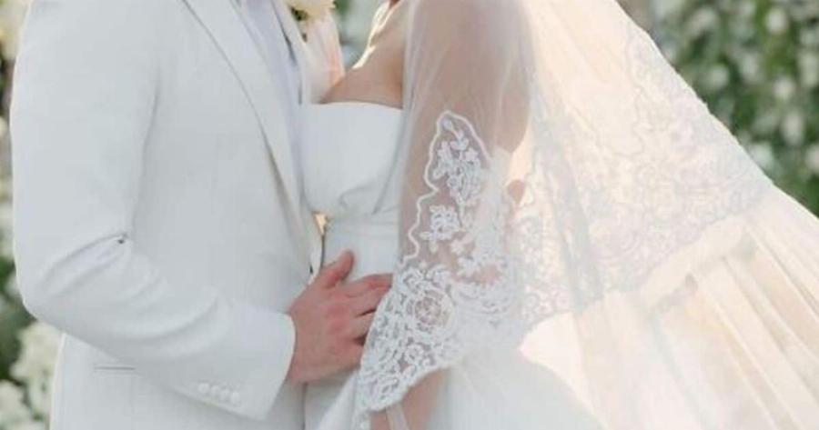 Λαμπερός γάμος στη Μήλο: Πασίγνωστο ζευγάρι παντρεύτηκε κρυφά και άφησε τους πάντες άφωνους