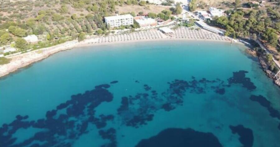 Φτάνεις σε 55′ με 18 βενζίνη: Η πεντακάθαρη παραλία με τα καταγάλανα νερά δίπλα στην Αθήνα που θυμίζει πισίνα