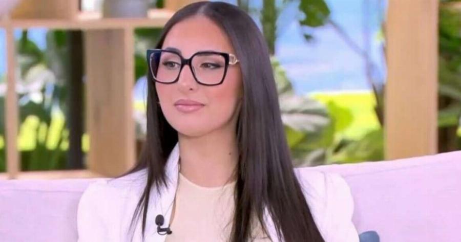 Τα… Exασε η Κλαυδία – Η στιγμή που η παρουσιάστρια της Eurovision την πλησιάζει και της παίρνει Auτo…: «Δεν μπορώ να είμαι ουδέτερη»