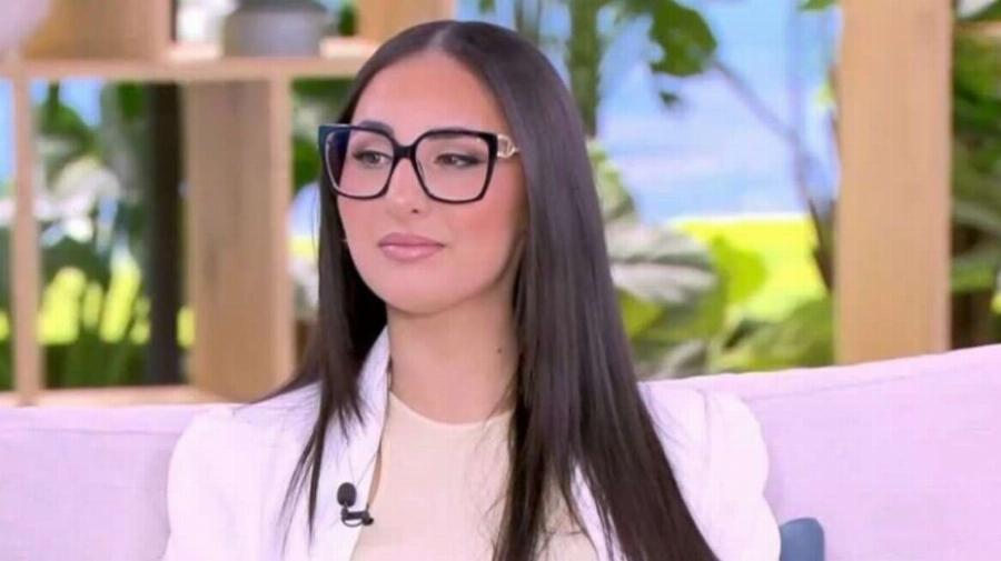 Τα… Exασε η Κλαυδία – Η στιγμή που η παρουσιάστρια της Eurovision την πλησιάζει και της παίρνει Auτo…: «Δεν μπορώ να είμαι ουδέτερη»