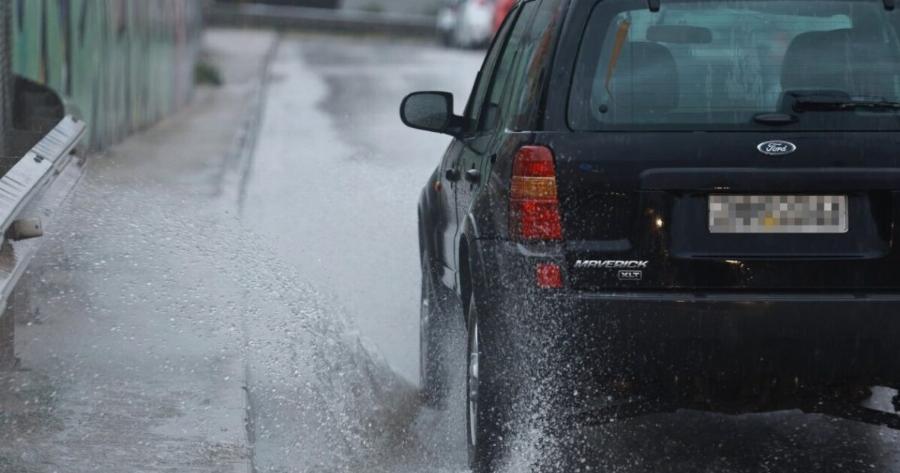 Άνοιξαν οι ουρανοί στην Αθήνα – Πού βρέχει τώρα