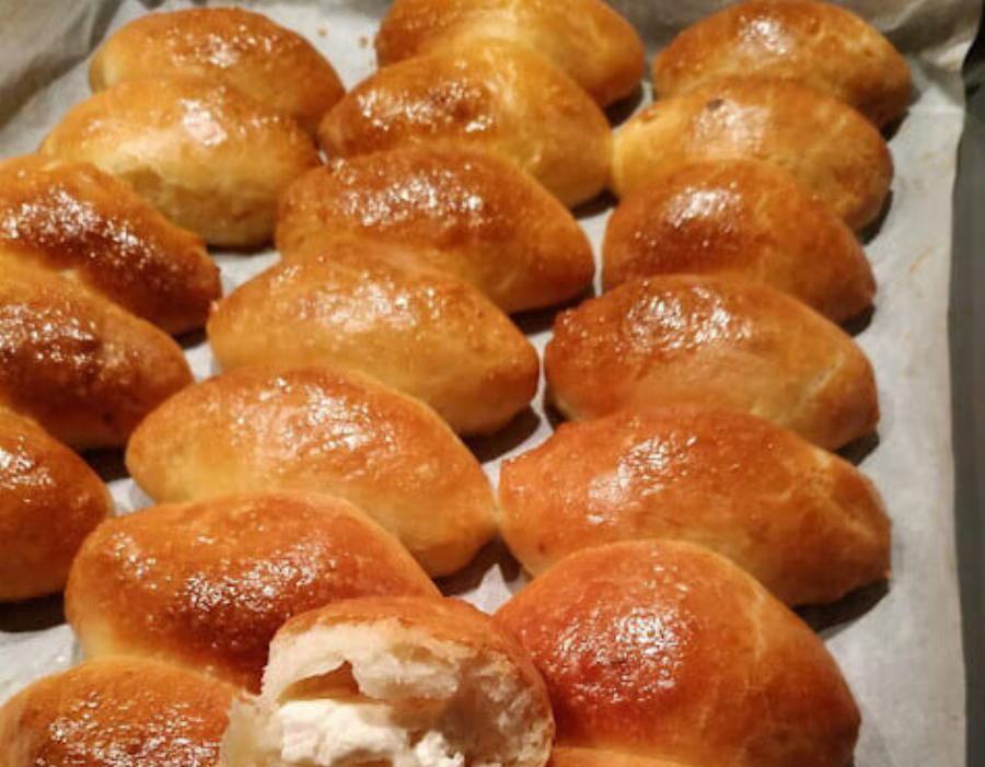 Αφράτα τυροπιτάκια με σπιτική ζύμη: Η εύκολη συνταγή που γίνεται και πίσια