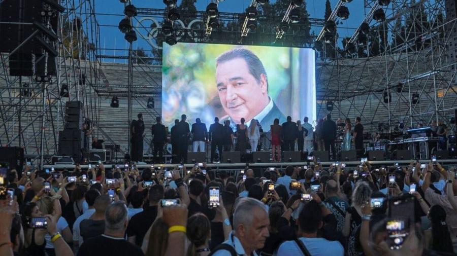 Βασίλης Καρράς: Σείστηκε το Καλλιμάρμαρο μόλις ανέβηκε στη σκηνή αυτός ο τραγουδιστής – Είπε το «Νύχτα ξελογιάστρα» κι έκλαιγε όλο το στάδιο