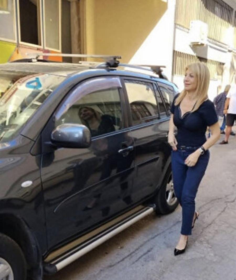Άλλαξε στιλ ξανά η Καρυστιανού για τις περιοδείες της – Κυκλοφορεί πλέον με ένα πελώριο μαύρο αμάξι