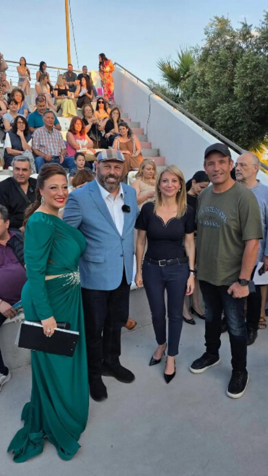 Άλλαξε στιλ ξανά η Καρυστιανού για τις περιοδείες της – Κυκλοφορεί πλέον με ένα πελώριο μαύρο αμάξι