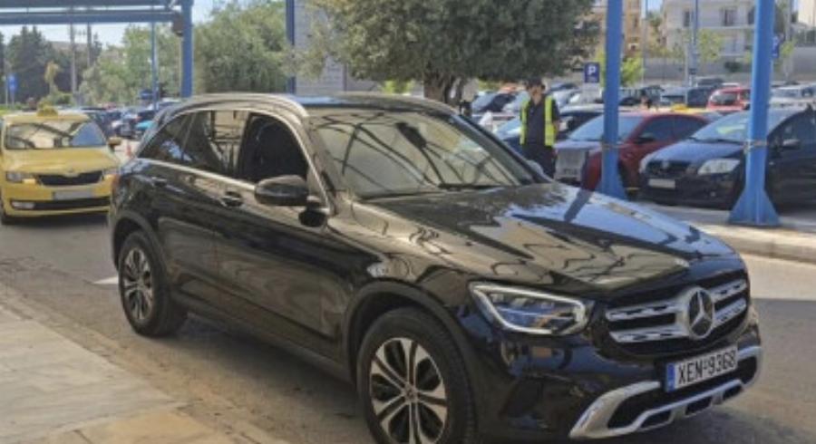 Άλλαξε στιλ ξανά η Καρυστιανού για τις περιοδείες της – Κυκλοφορεί πλέον με ένα πελώριο μαύρο αμάξι