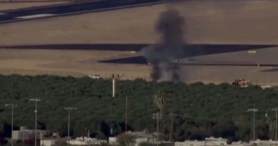 EKTAKTO: Αεροπλάνο έπεσε σε δρόμο με αυτοκίνητα – Πολλοί νεκpoi