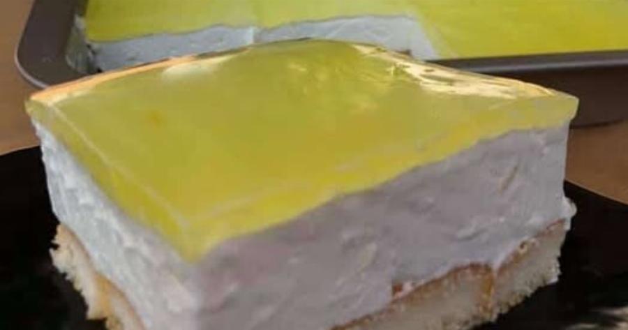 Ένα αφράτο γλυκό λεμονιού χωρίς ψήσιμο που μοιάζει με τούρτα – Και γίνεται πανεύκολα