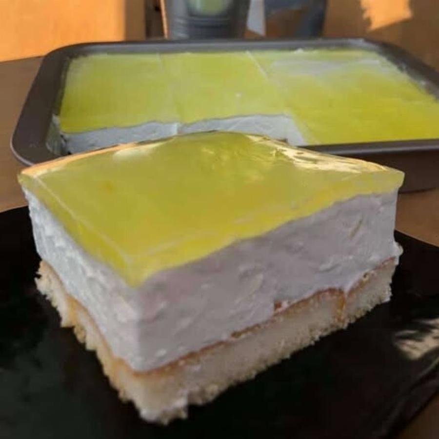 Ένα αφράτο γλυκό λεμονιού χωρίς ψήσιμο που μοιάζει με τούρτα – Και γίνεται πανεύκολα